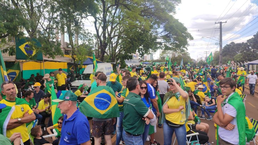 Cascavelenses trocam folga de sábado para manifestarem em frente ao Exército: “Lutar por um País melhor”