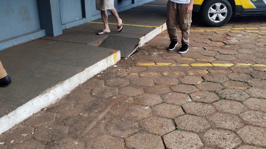 Rapaz é apreendido pela PM ao fumar maconha ao lado do irmão de nove anos
