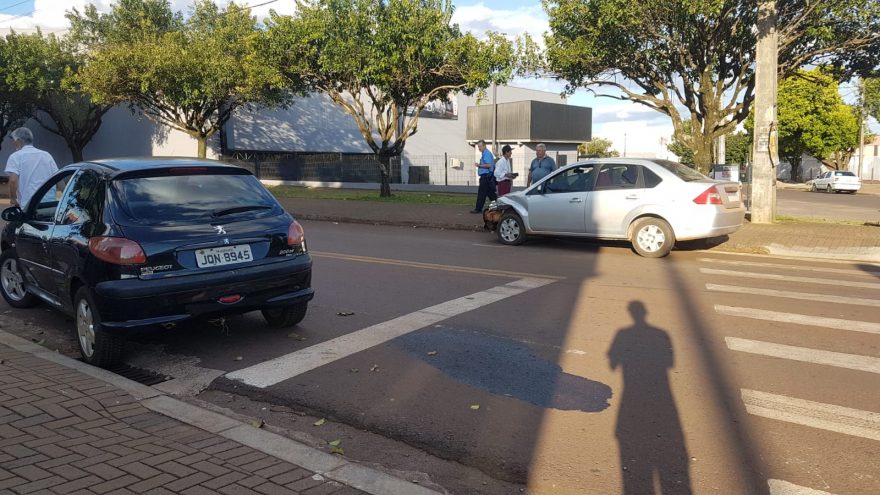 Fiesta e Peugeot se envolvem em colisão no Jardim Universitário