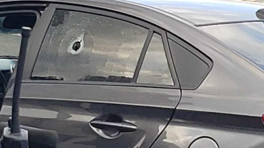 Mulher é alvo de tentativa de homicídio, tem carro baleado e pede socorro no McDonald’s