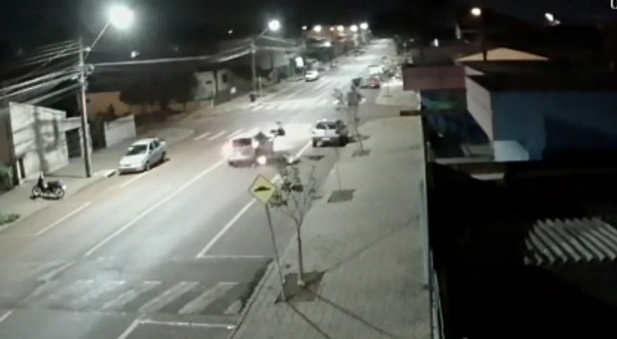 Vídeo mostra forte colisão entre moto e carro no Bairro Guarujá