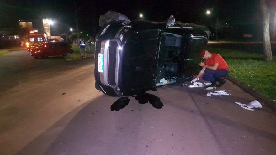Caminhonete capota após colisão com Gol na Avenida Assunção
