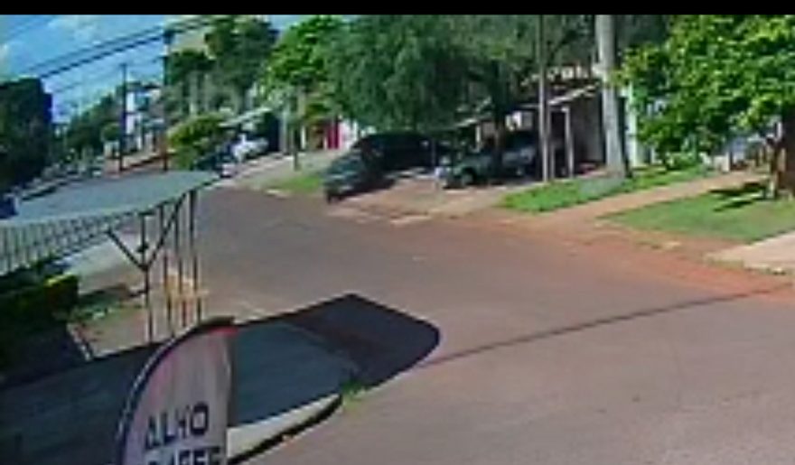 Vídeo mostra motorista perdendo o controle da direção, subindo em calçada e batendo contra veículo estacionado