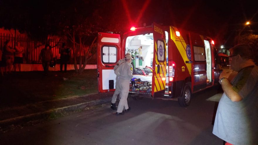 Entregador quebra o braço após bater moto contra carro no Brasília