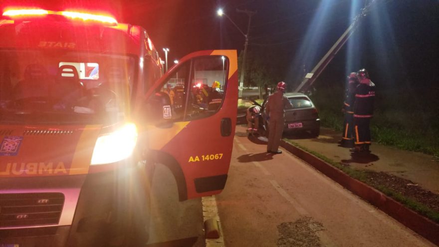 Mulher fica ferida ao colidir carro em poste no bairro Brasmadeira