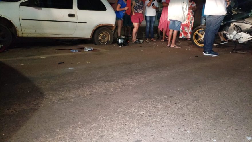 Motociclista fica ferido ao ‘rampar’ quebra-molas e colidir em carro estacionado