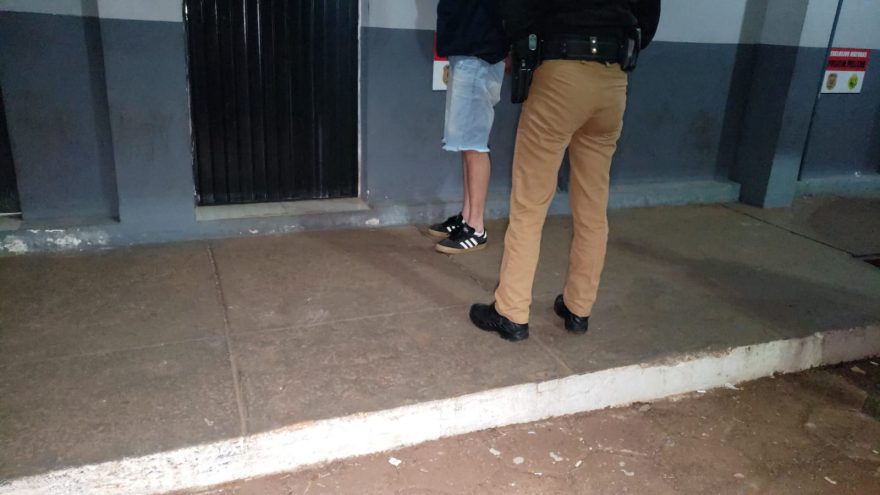 Jovem de 18 anos é detido com caminhonete roubada a caminho do Paraguai