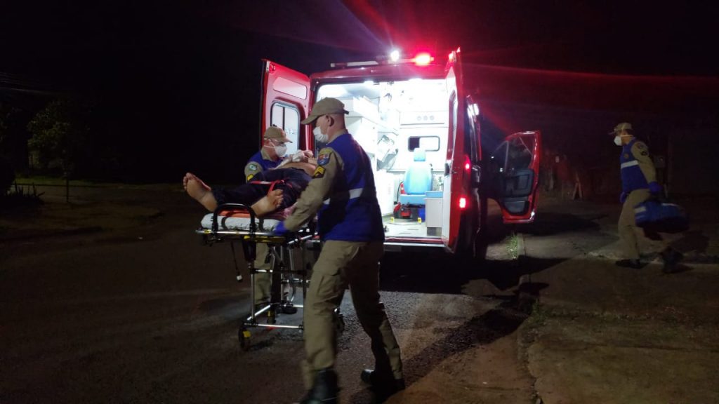 Motociclista é socorrido no Periolo ao sofrer queda na Rua Panamá