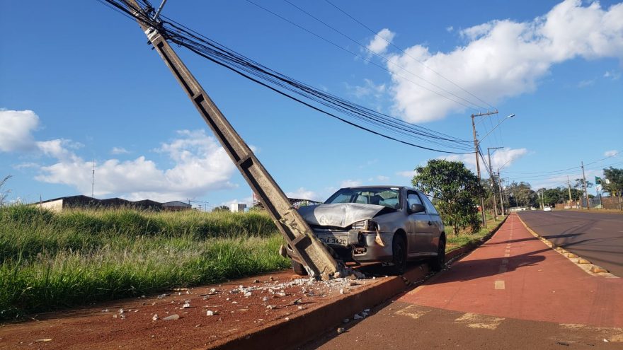 Gol que quase derrubou poste no Brasmadeira está abandonado no local