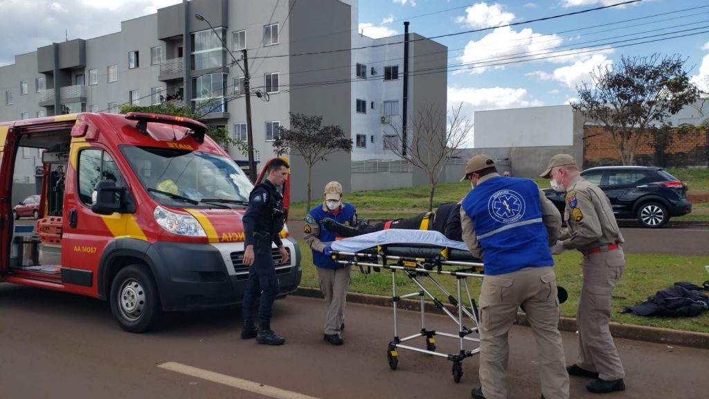 Motociclista tem mal súbito e sofre queda na Avenida Olindo Periolo, no Bairro Pacaembu