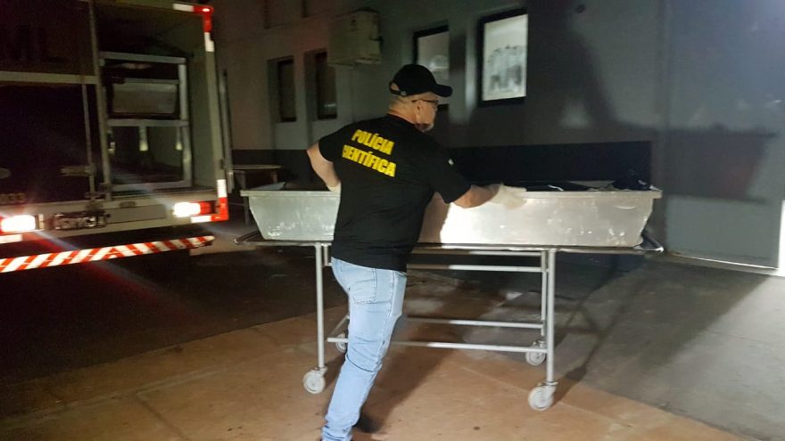 Corpos de vítimas de colisão na Rua Rio da Paz são levados ao IML; Jovens foram identificados