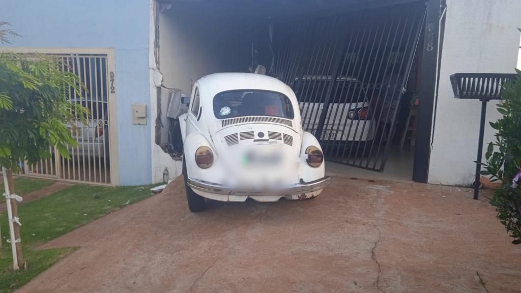 Mulher é conduzida a delegacia após dirigir embriagada e colidir contra portão de residência