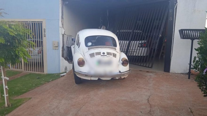Mulher é conduzida a delegacia após dirigir embriagada e colidir contra portão de residência