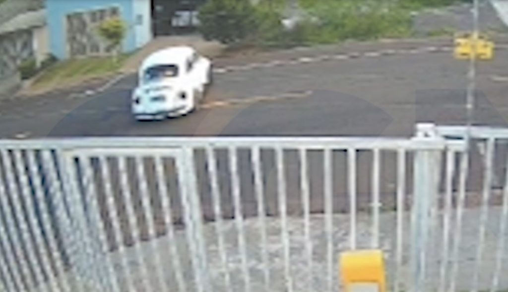 Veja momento em que fusca colide contra residência; condutora foi detida