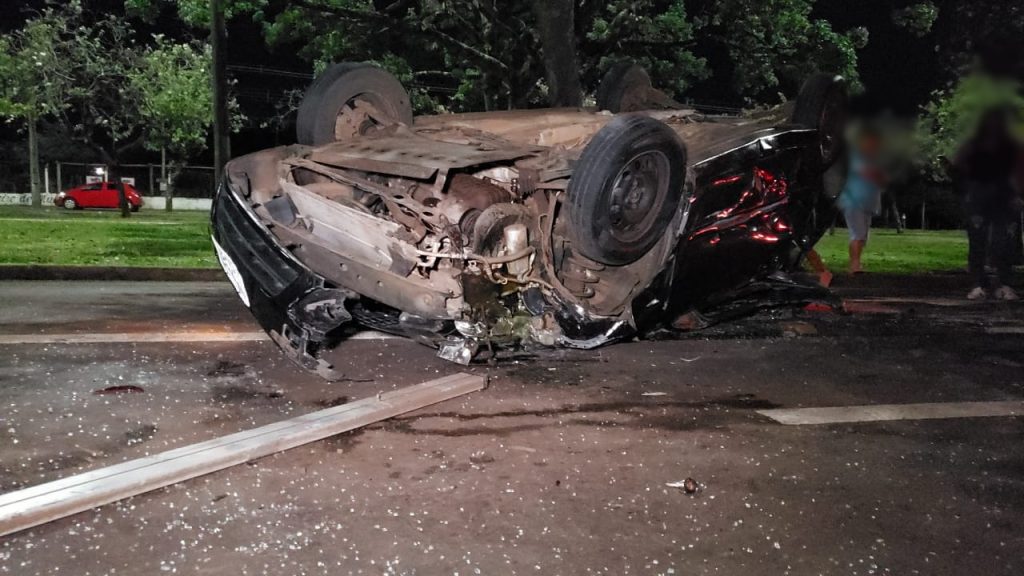 Ford Focus capota ao se envolver em colisão na Avenida Tancredo Neves