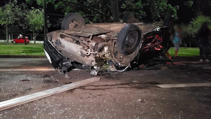 Ford Focus capota ao se envolver em colisão na Avenida Tancredo Neves