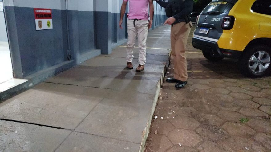 Populares presenciam agressão contra mulher e acionam PM, no centro