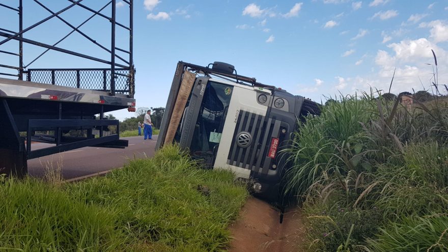 Caminhão carregado com frangos tomba na rodovia BR-467, em Cascavel
