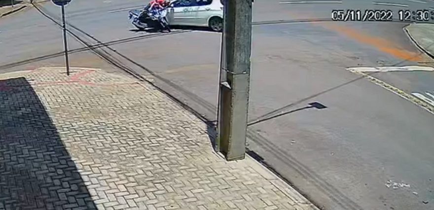 Veja o momento da colisão que deixou motociclista ferido na Rua Erechim