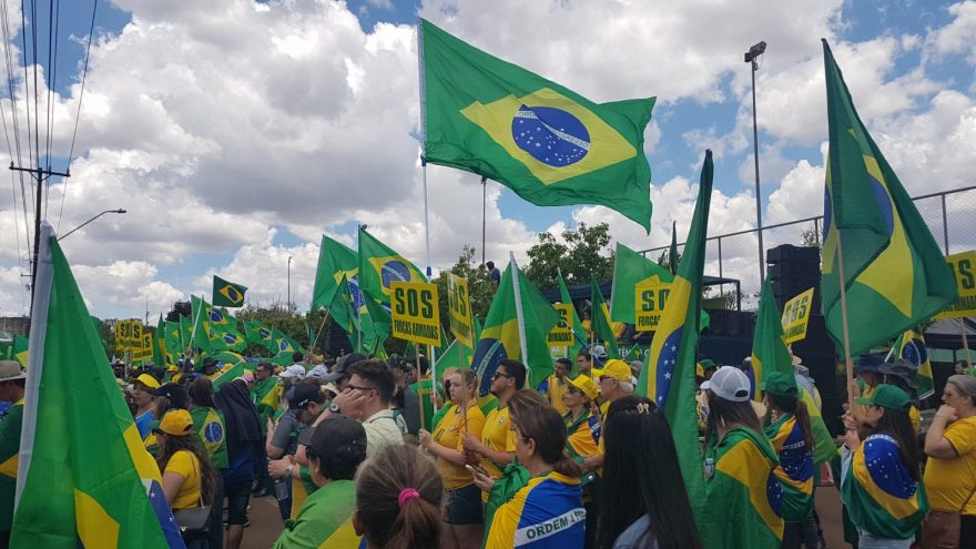 SOS Forças Armadas: Manifestantes estão reunidos em frente ao Exército