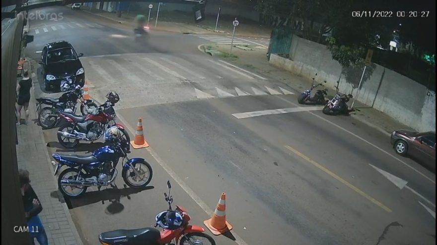 Vídeo mostra motociclista saltando quebra-molas em alta velocidade e atingindo violentamente carro estacionado