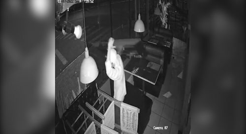 Vídeo mostra ladrões arrombando janela e furtado vários objetos em pizzaria Imagem referente a Vídeo mostra ladrões arrombando janela e furtado vários objetos em pizzaria