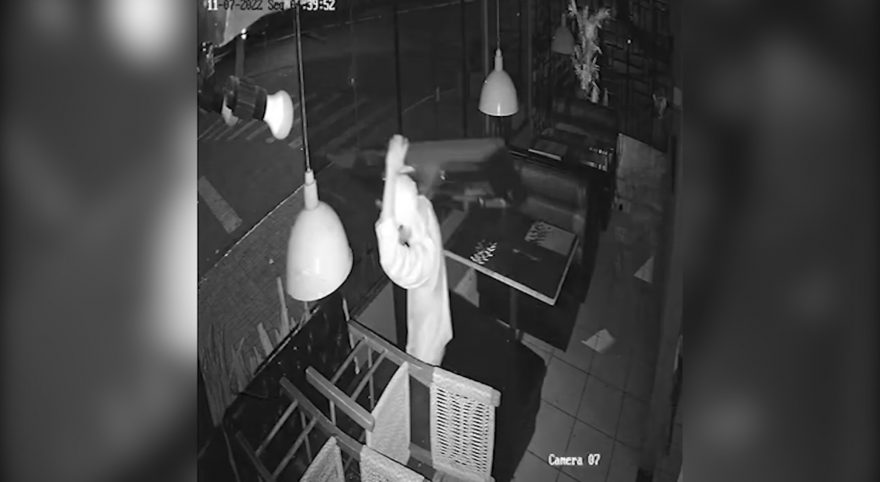 Vídeo mostra ladrões arrombando janela e furtado vários objetos em pizzaria