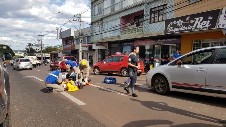 Mulher tem suspeita de fratura ao sofrer queda de motocicleta no Centro