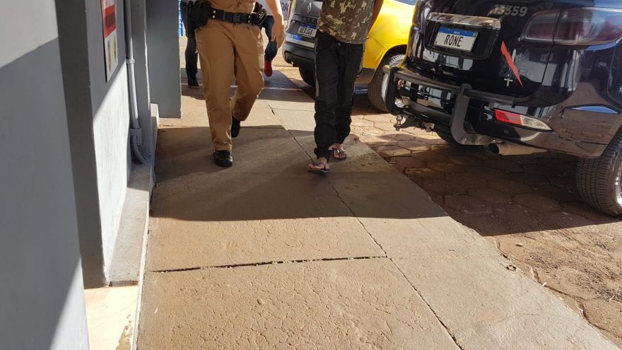 Suspeita de ameaçar a mãe com uma faca é detida
