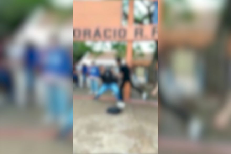 Outra briga entre adolescentes na porta de colégio volta a acontecer em Cascavel