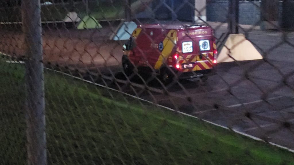 Vítima de queda de plano elevado é socorrida no Estádio
