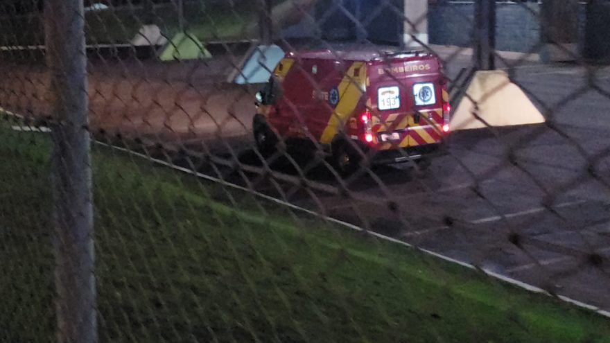 Vítima de queda de plano elevado é socorrida no Estádio