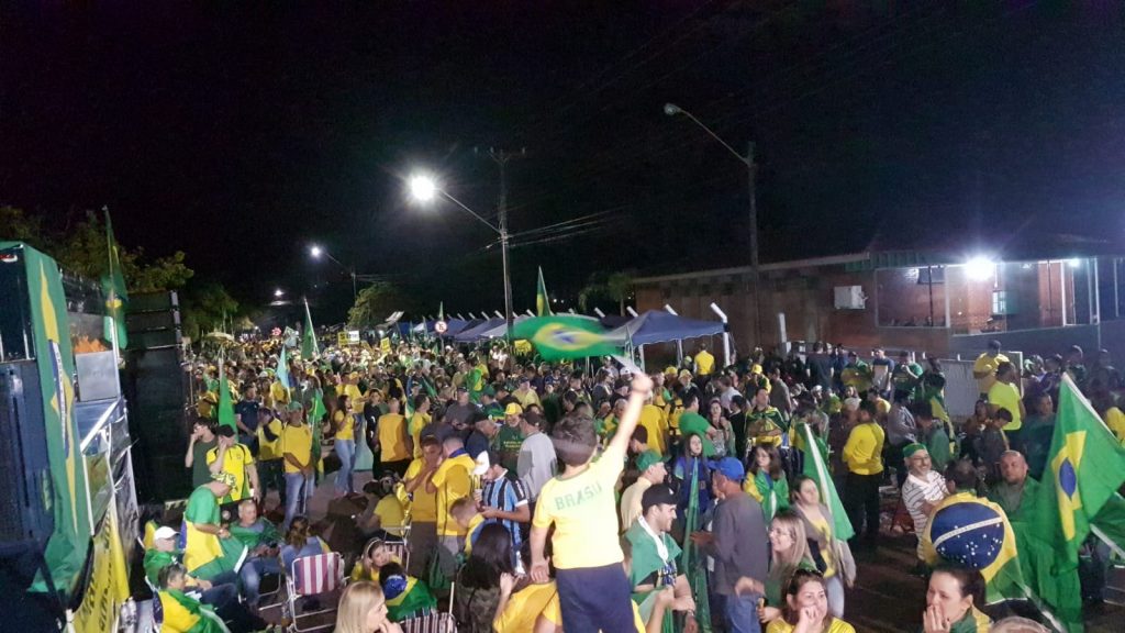 Com placas de “SOS Forças Armadas”, manifestantes continuam manifestação em Cascavel
