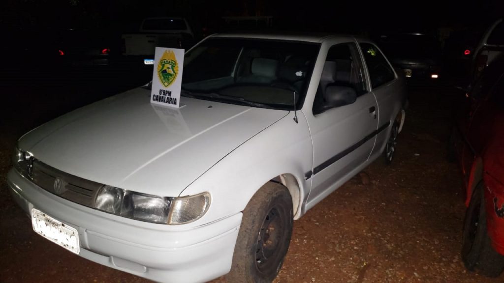 PM recupera veículo furtado e detém dupla com revólver simulacro