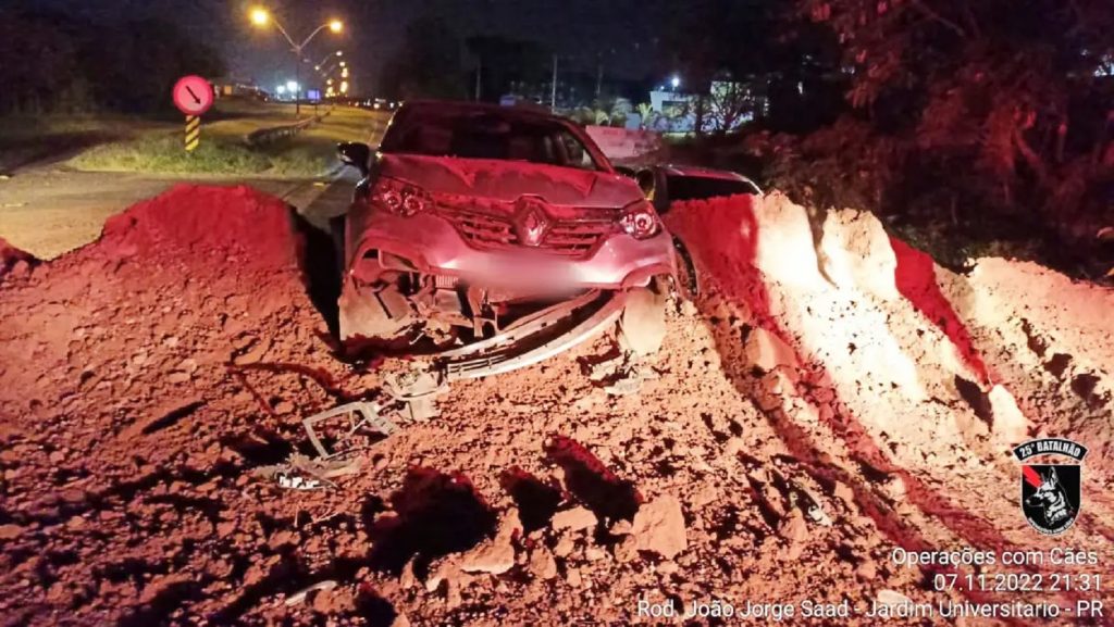 Veículo colide em barreira de terra colocada por manifestantes na PR-323 em Umuarama