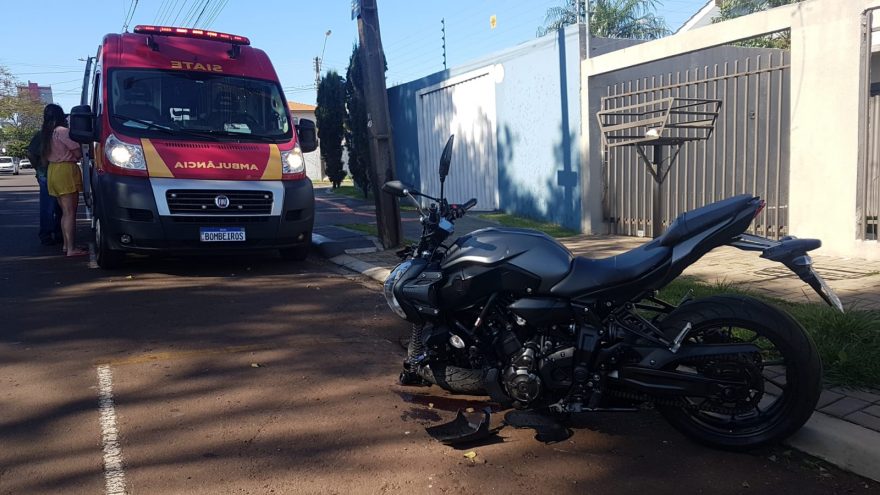 Moto esportiva fica destruída após colisão contra poste no Tropical