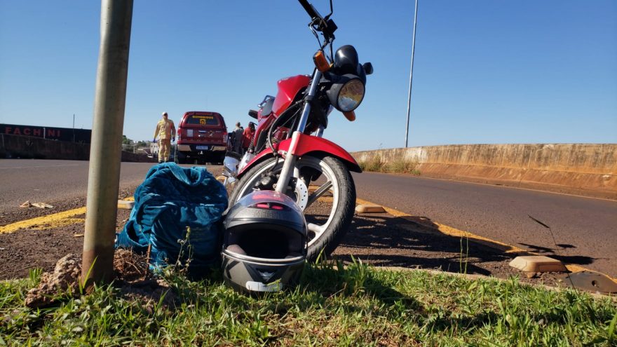 Acidente entre motocicleta e automóvel deixa duas pessoas feridas no viaduto do Cascavel Velho