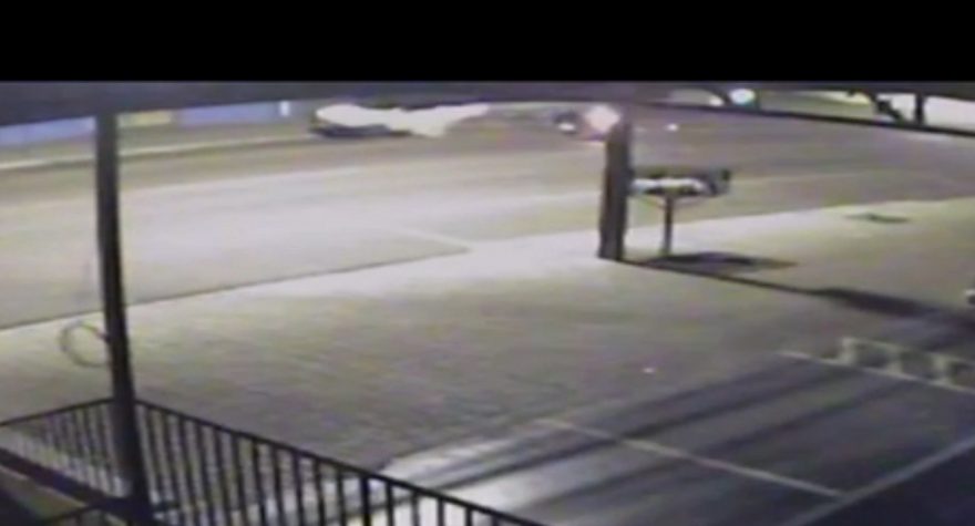 Por outro ângulo: vídeo mostra motociclista atingindo carro estacionado após saltar quebra-molas