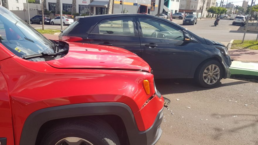 Jeep Renegade e HB20 se envolvem em colisão na Avenida Barão do Rio Branco