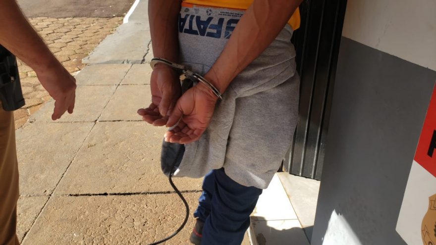 Homem vai ao Fórum para assinar documento e é preso com mandado de prisão em aberto por homicídio