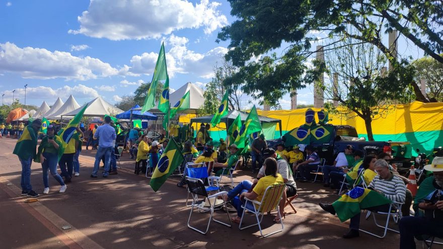 Manifestações seguem em frente ao Exército nesta terça-feira