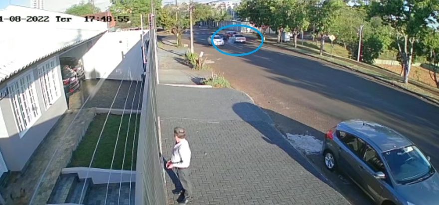 Câmera flagra colisão que terminou com jovem ferida e condutor detido, no Parque São Paulo