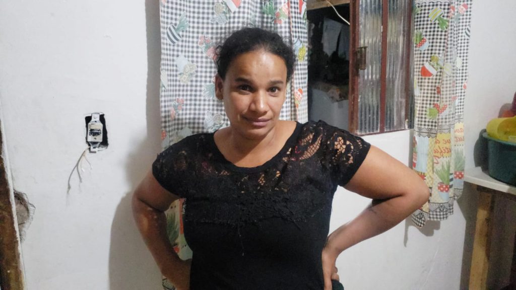 Mãe de três filhos pede ajuda para conseguir itens de casa e alimentos