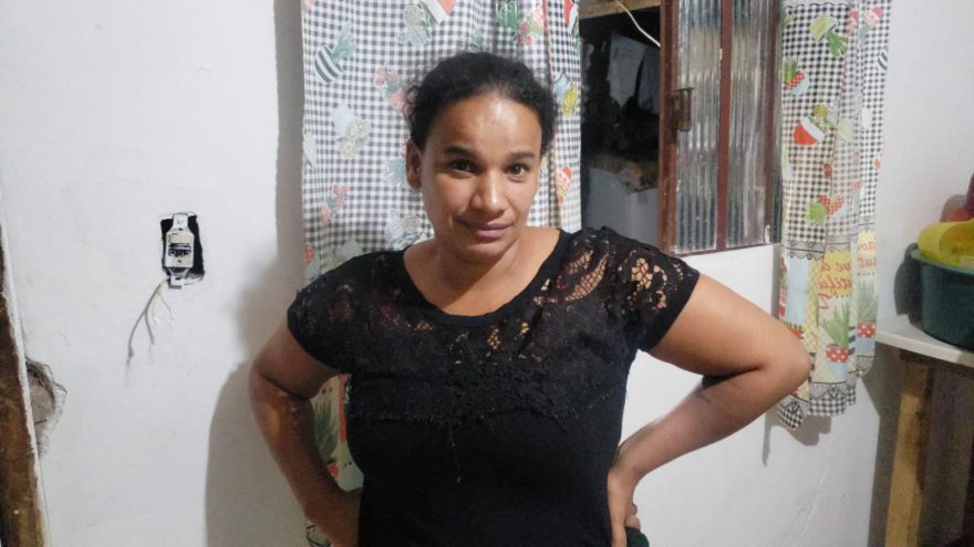 Mãe de três filhos pede ajuda para conseguir itens de casa e alimentos
