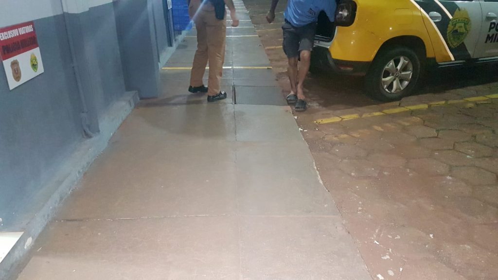 Condutor sem carteira de habilitação é flagrado pela PM dirigindo embriagado, em Lindoeste