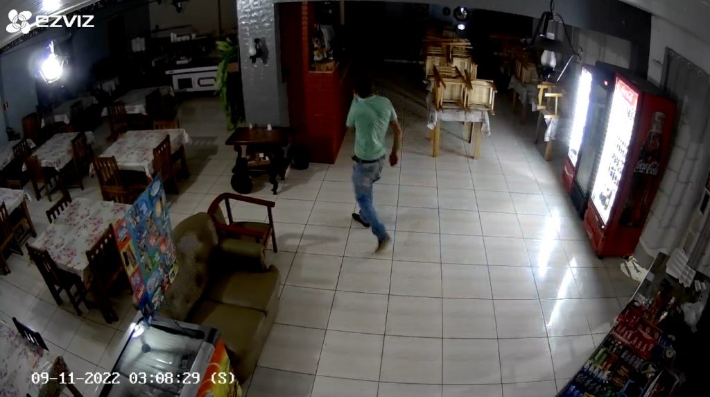 Imagens registram ação de bandido em restaurante no centro da cidade