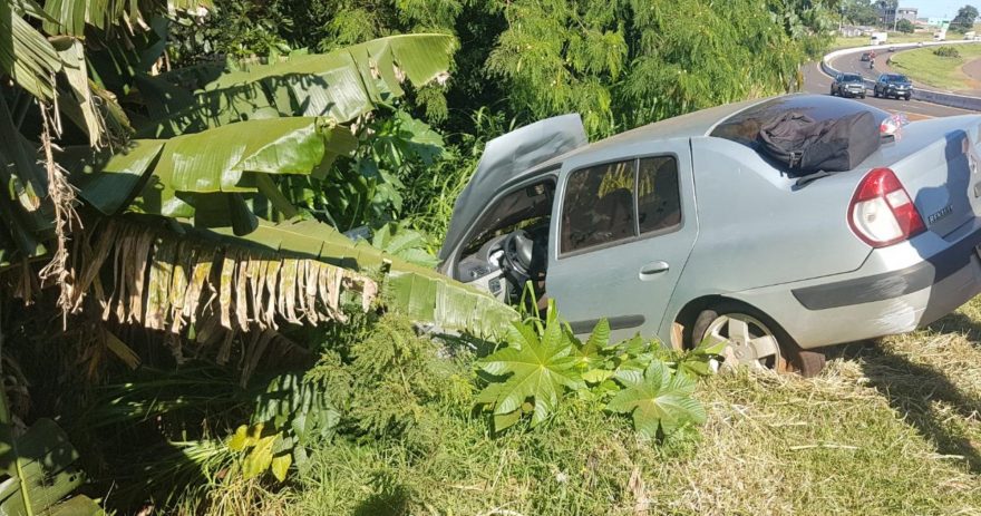 Clio vai parar no mato após pneu estourar na rodovia 467, em Cascavel