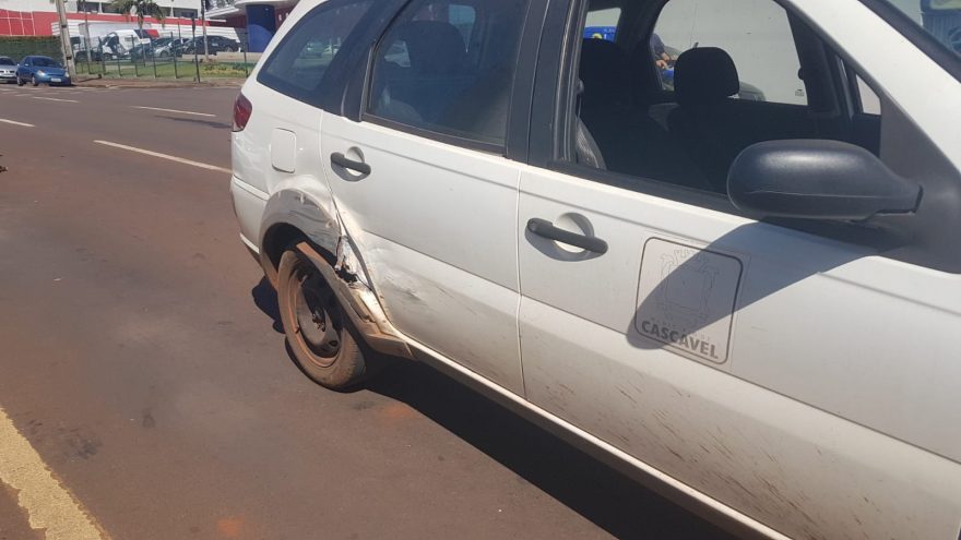 Veículo da Prefeitura Municipal se envolve em acidente de trânsito no Centro