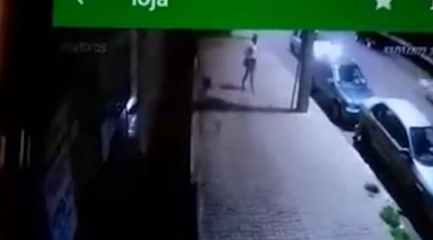 Câmera flagra Fiat Uno colidindo com veículos estacionados no Bairro Santa Cruz