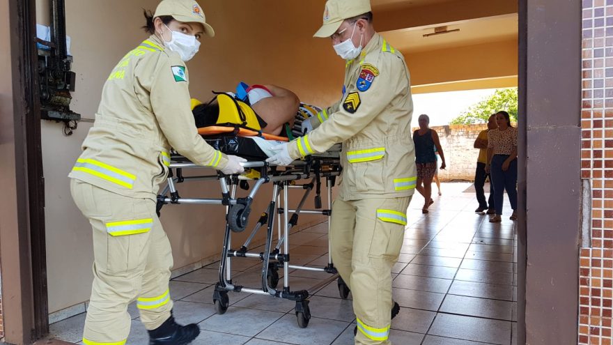Mulher fica ferida após sofrer queda durante faxina em residência
